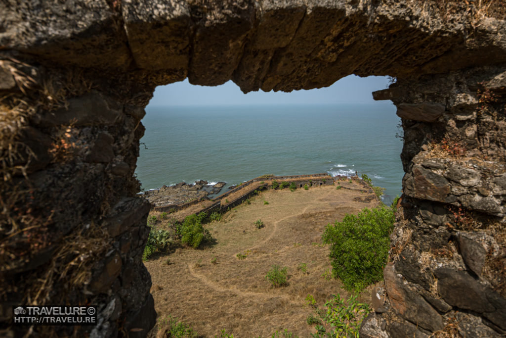 Korlai Fort rampart on the sea, as viewed from the hilltop bulwark of the fortress - Travelure ©