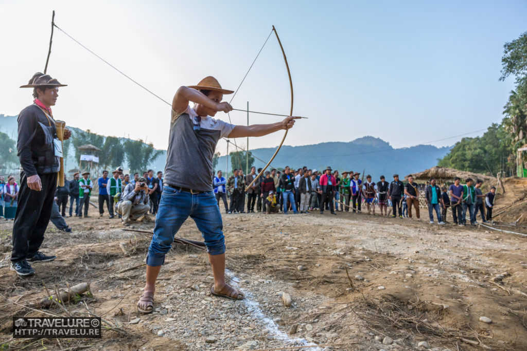 A tribal archer aims for the bull's eye - Travelure ©