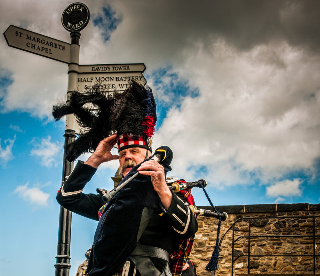 A bagpiper in Edinburgh - Photo by Lola Akinmade - Travelure ©