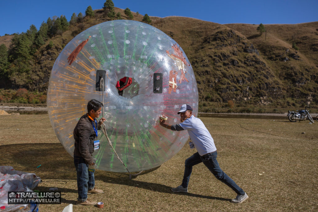 Setting up the giddying zorbing experience - Travelure ©