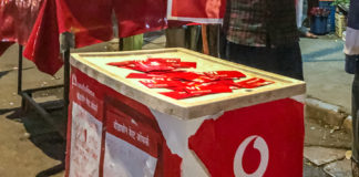 Travelove Series 9 – The Wizard of Awes This masked superhero was a seasoned multitasker. When I approached him, he was setting up connectivity for a couple of other folks standing around his modest establishment. - Travelove Series 9 - The Wizard of Awes - Travelure ©