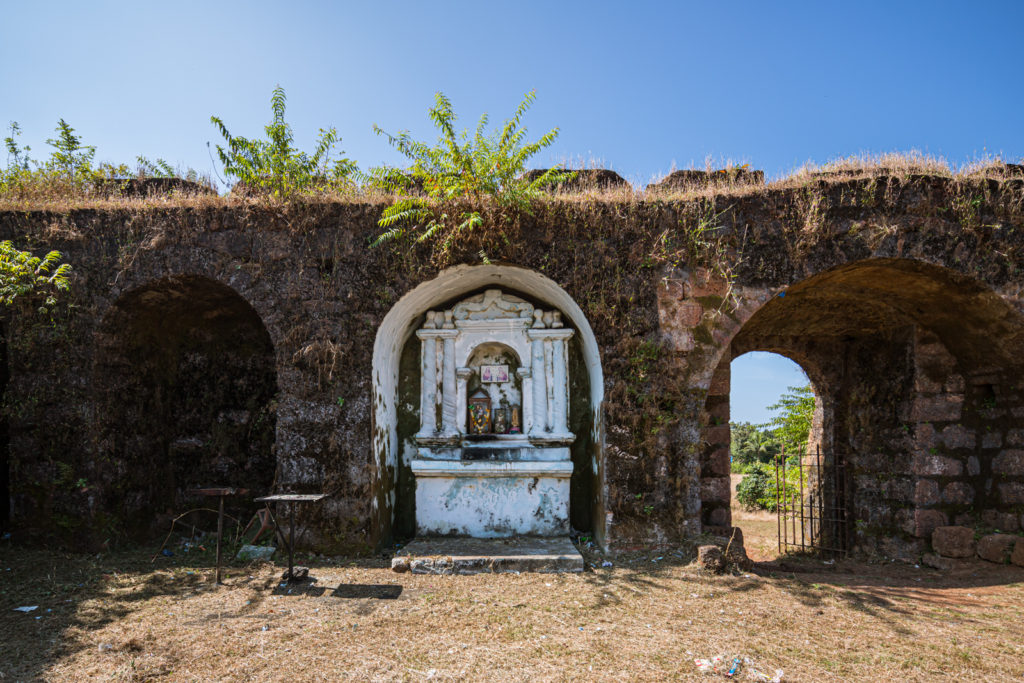 A tiny shrine inside the Corjuem Fort - Travelure ©