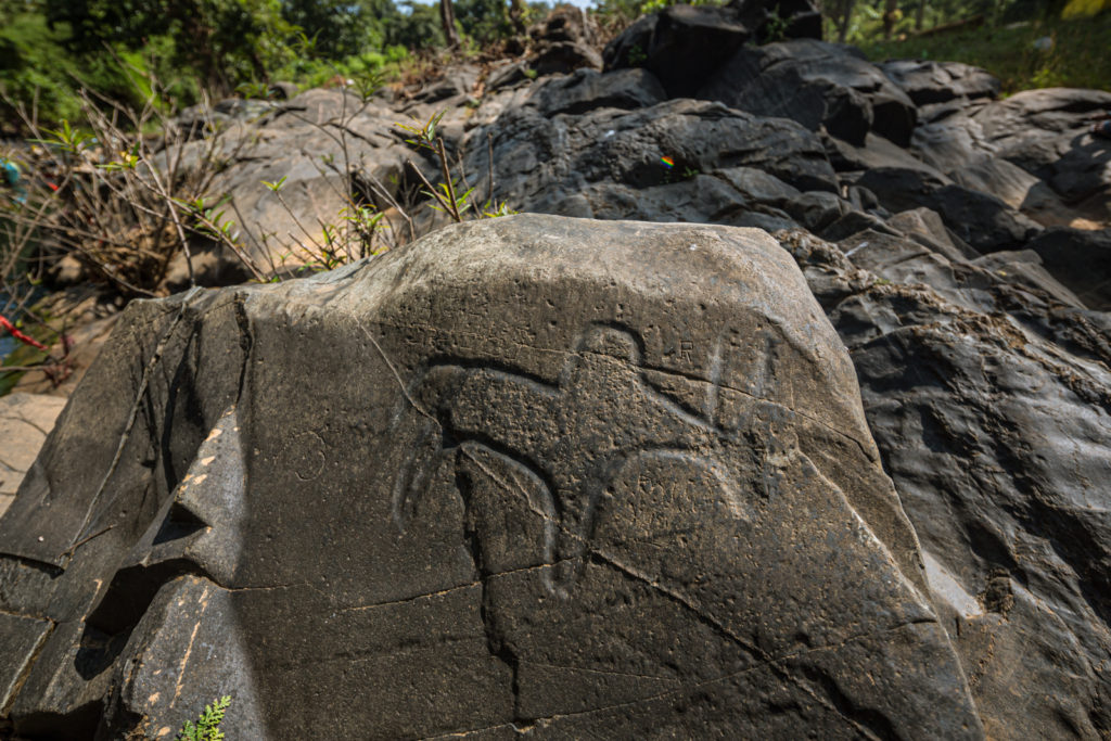 A humped bull stone carving at Mauxi - Travelure ©