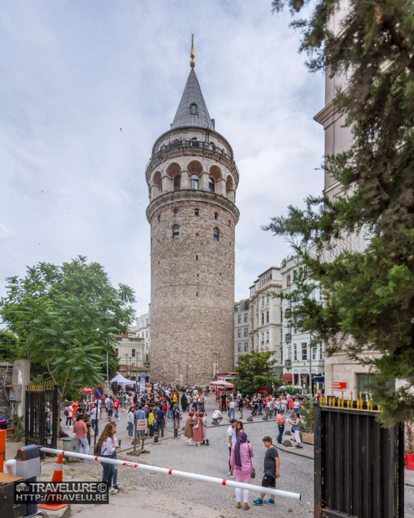 The tower precincts, milling with tourists - Travelure ©