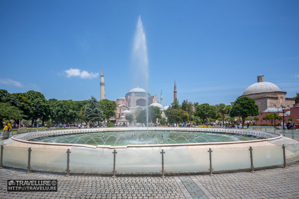 The walking plaza around Hagia Sophia is a pleasant place to chill - Travelure ©