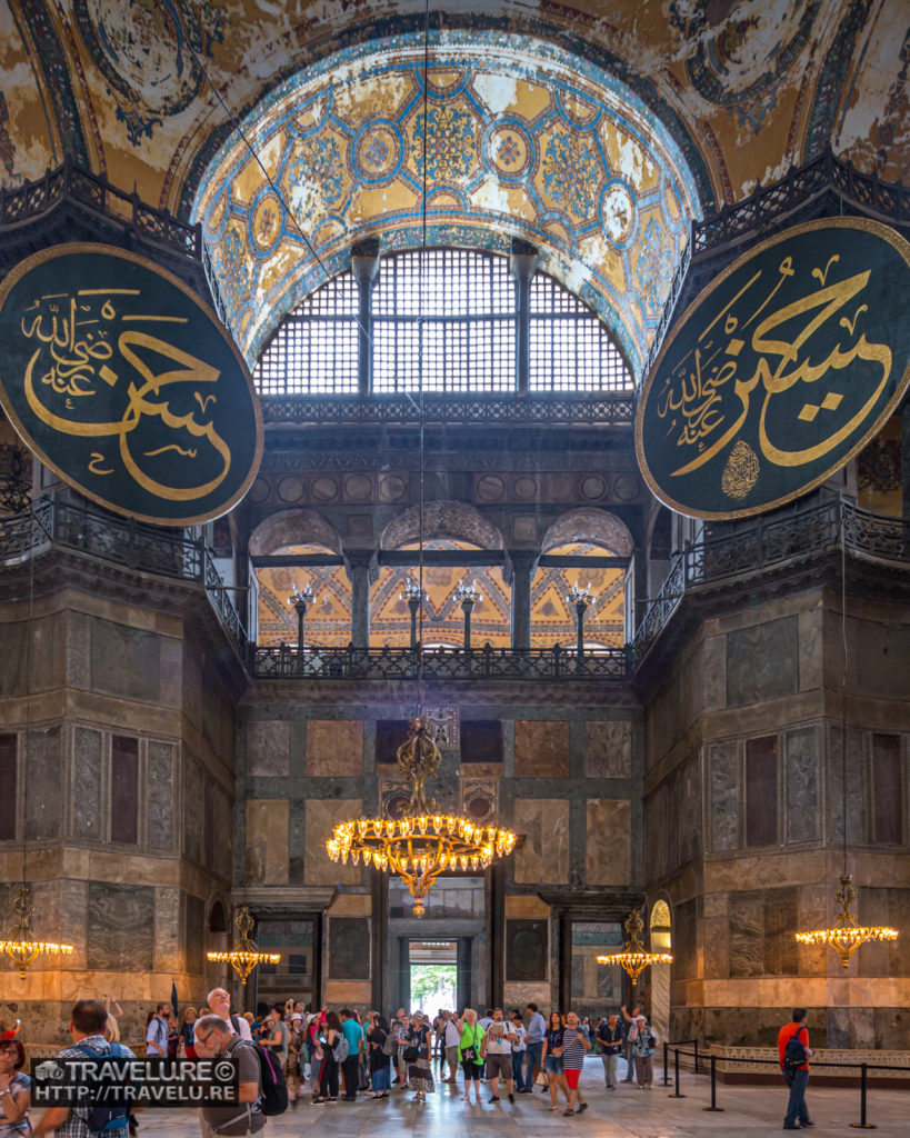 Mosaic work and giant pendants - Travelure ©