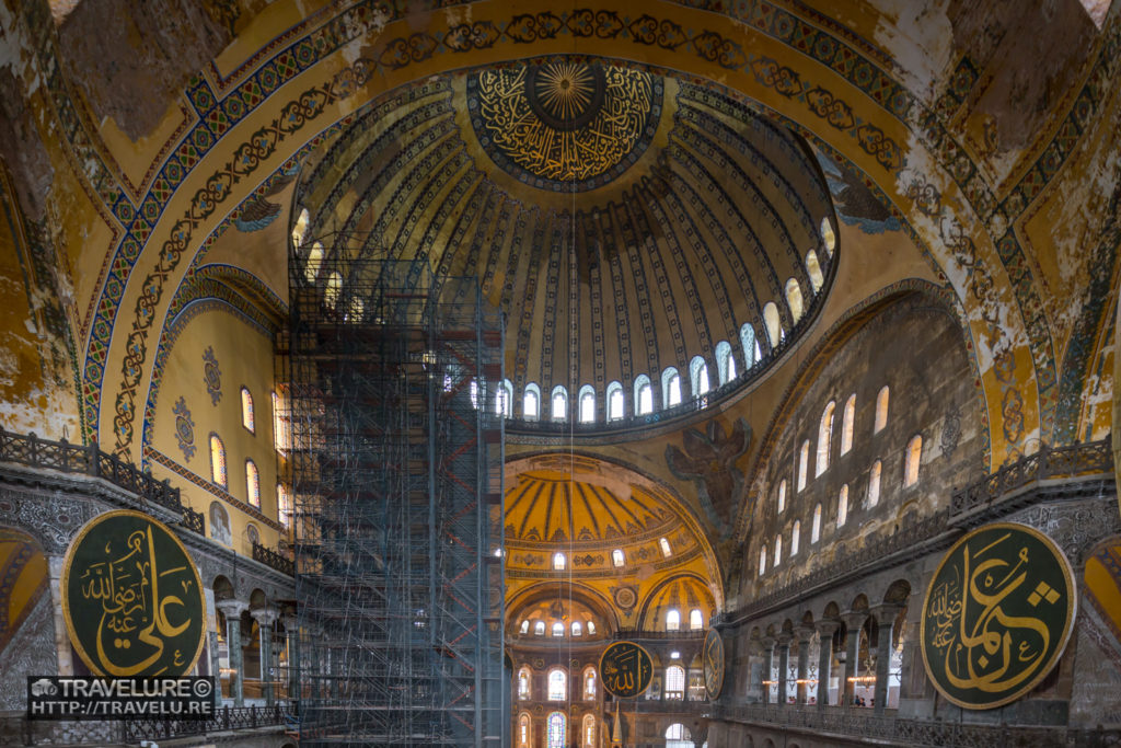 Impressive domed ceiling of Hagia Sophia - Travelure ©