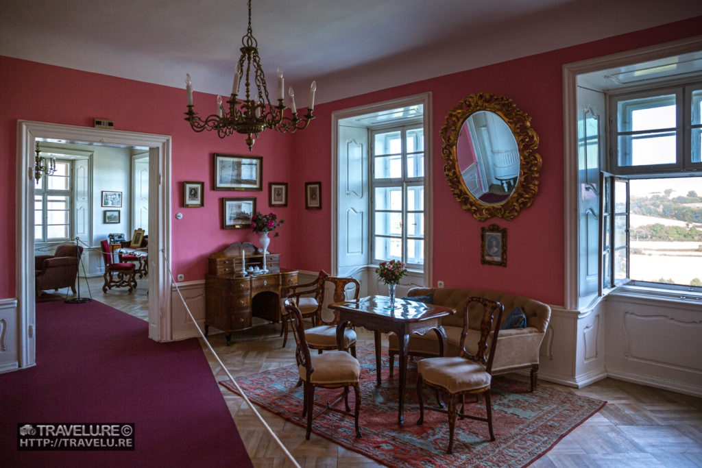 A formal seating in the castle - Travelure ©