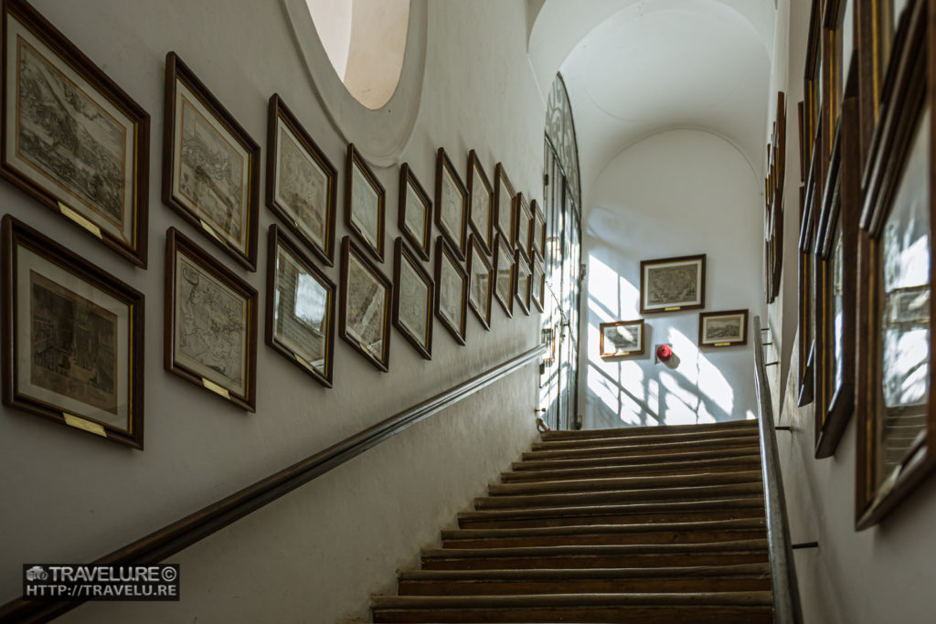 Stairway to the upper floor - Travelure ©