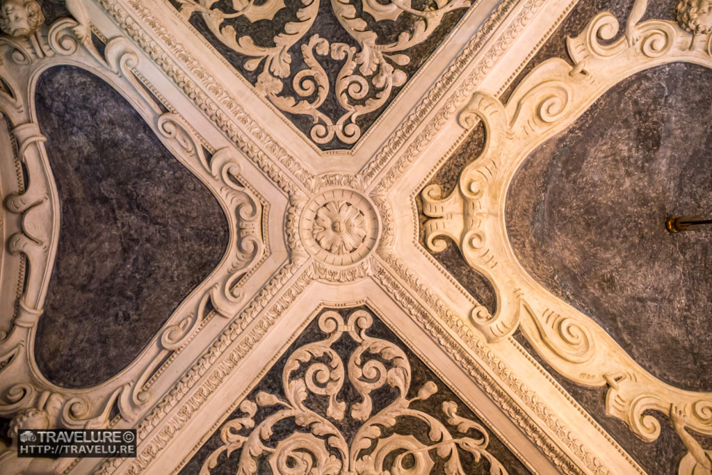 An elaborate stucco-work ceiling - Travelure ©