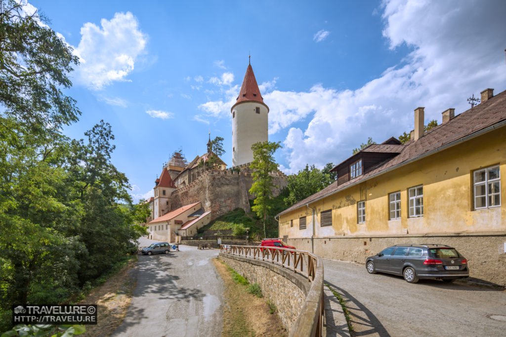 The road leading up to the castle - Travelure ©