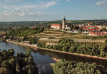 Melnik Chateau – A Castle, or Bohemia’s First Winery? The chateau sits at the confluence of two rivers - Elbe (Labe) and the Vltava. A road between the chateau and the church leads you there. - Melnik Chateau - A Castle, or Bohemia’s First Winery? - Travelure ©
