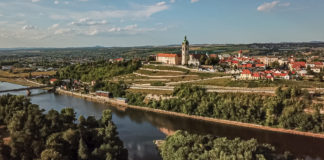 Melnik Chateau – A Castle, or Bohemia’s First Winery? The chateau sits at the confluence of two rivers - Elbe (Labe) and the Vltava. A road between the chateau and the church leads you there. - Melnik Chateau - A Castle, or Bohemia’s First Winery? - Travelure ©