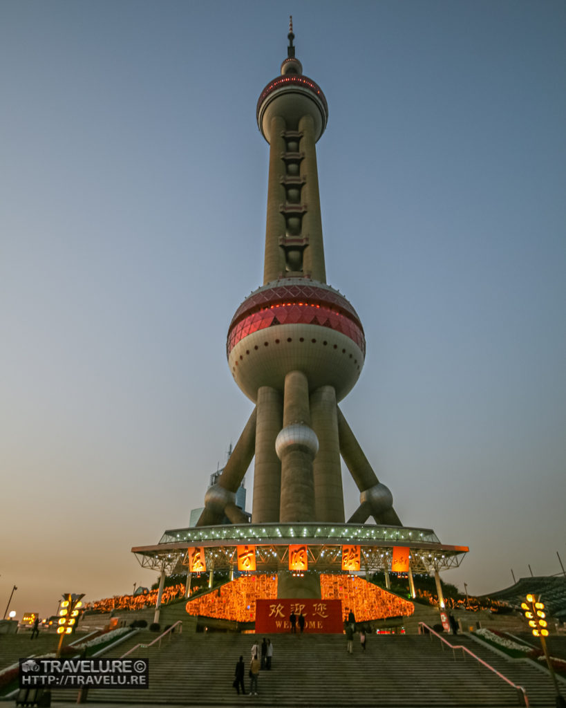 The Oriental Pearl Tower before the nightfall - Travelure ©