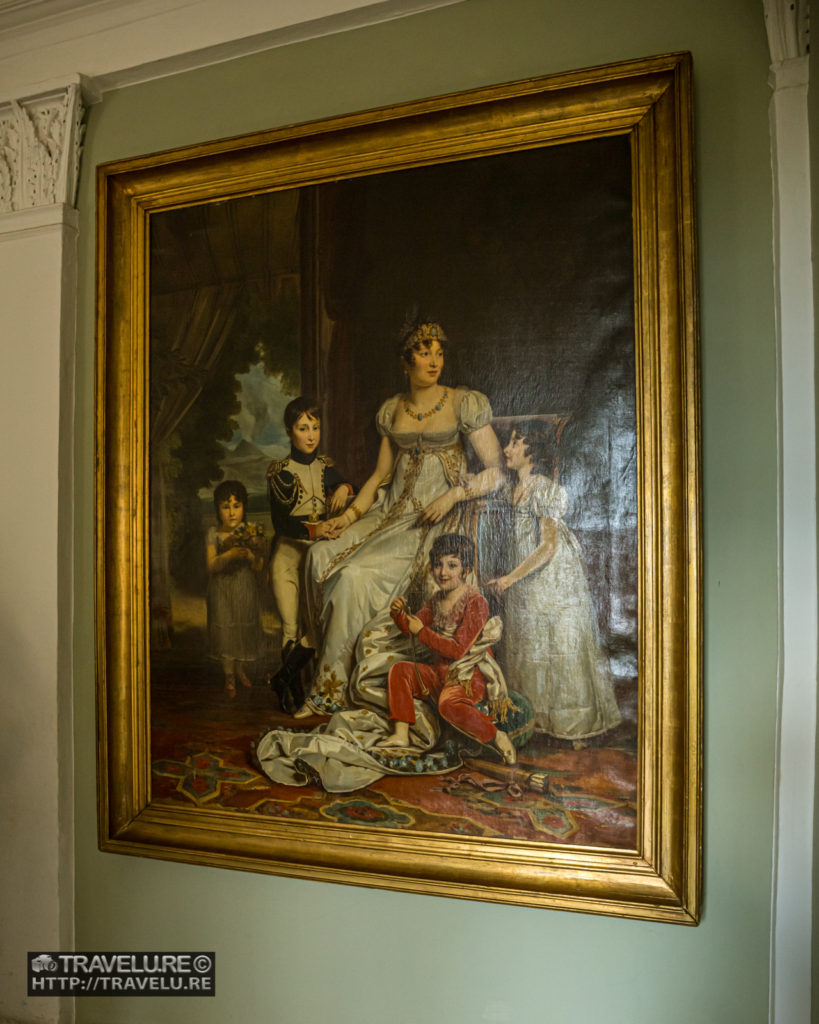 Family portrait adorning a chateau wall - Travelure ©