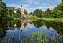 Radun Chateau – A Not-So-Royal Residence The shore offers places where you look at one of the most romantic castles and see its reflection in the water. - Radun Chateau - A Not-So-Royal Residence - Travelure ©