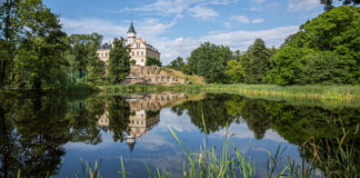 Radun Chateau – A Not-So-Royal Residence The shore offers places where you look at one of the most romantic castles and see its reflection in the water. - Radun Chateau - A Not-So-Royal Residence - Travelure ©