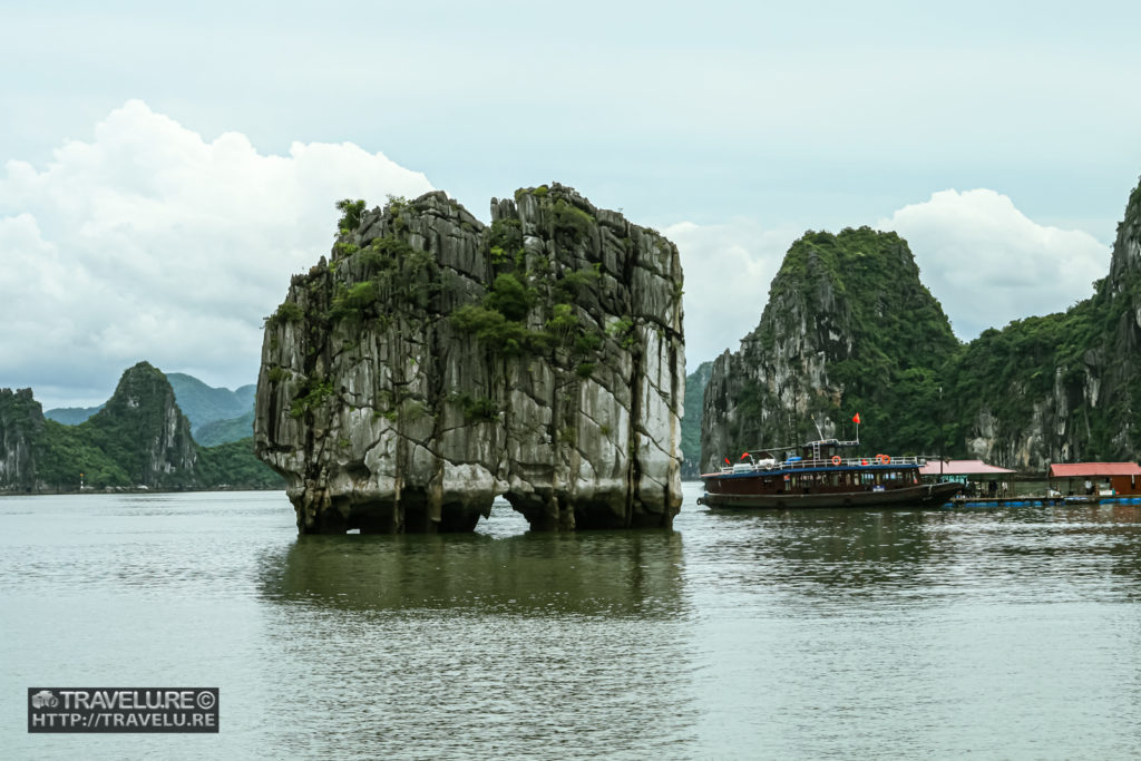 Monolithic islets of Ha Long Bay - Travelure ©