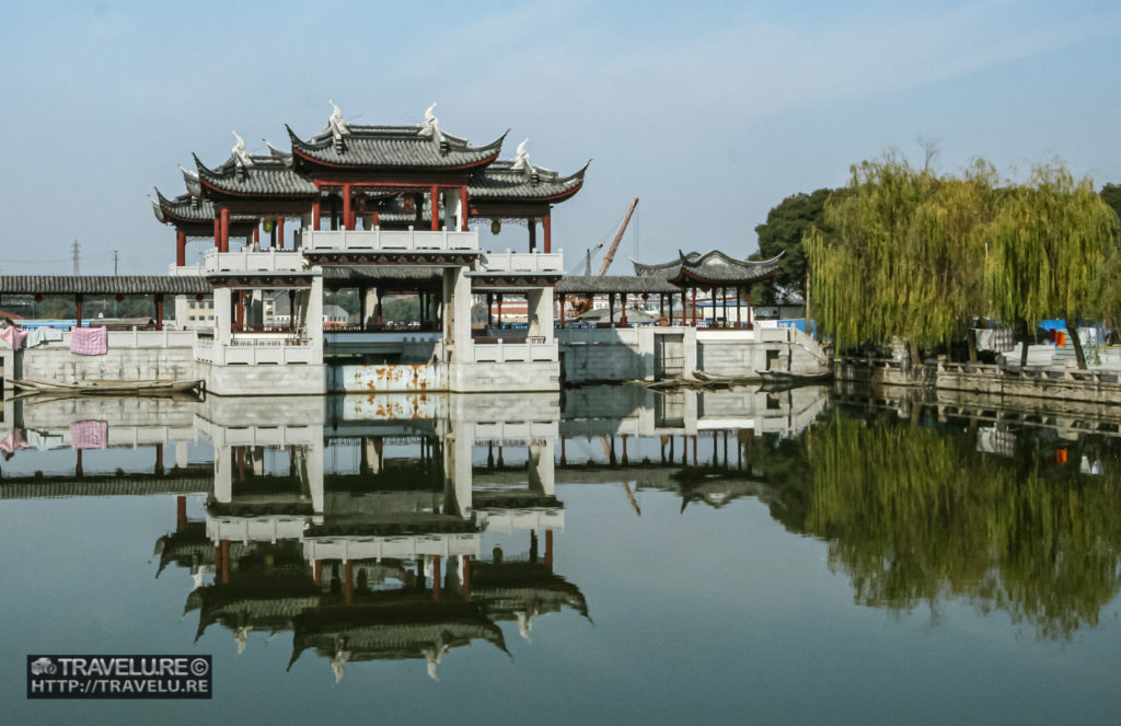 Qibao structures reflected in a water lane - Travelure ©