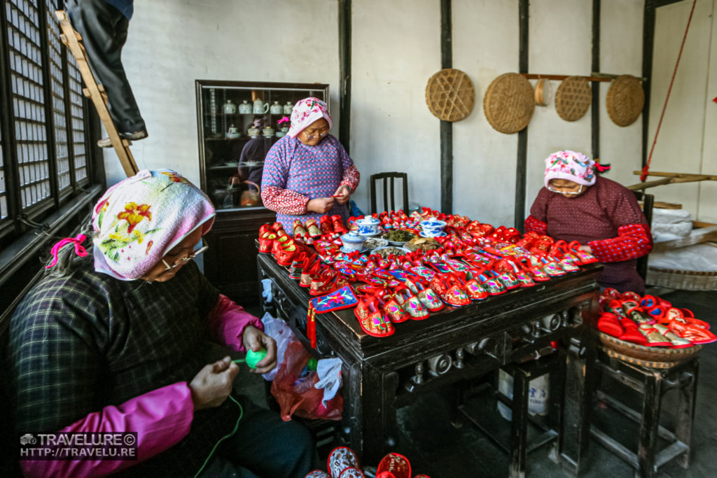 Qibao ladies creating tempting artefacts - Travelure ©