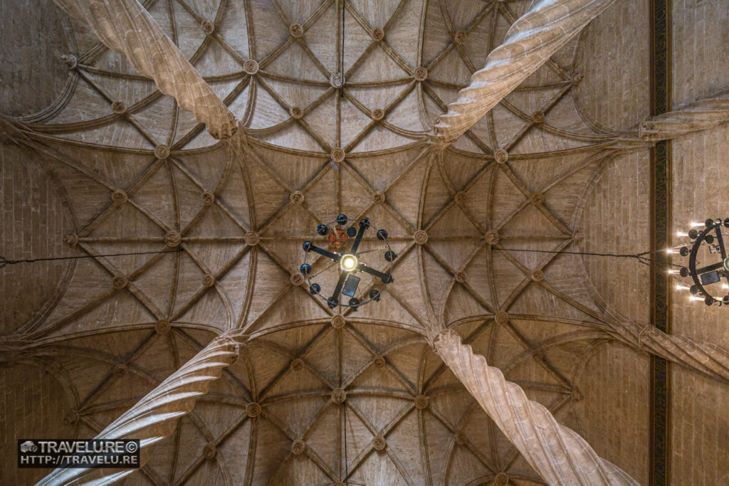 Pillars and ribbed ceiling of the Room of Columns - Travelure ©