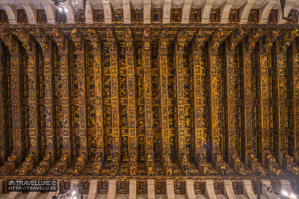 The ornate ceiling of the Consulate of the Sea - Travelure ©