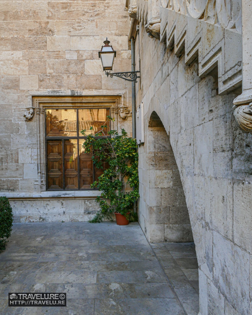 The staircase leading to the Consulate of the Sea - Travelure ©