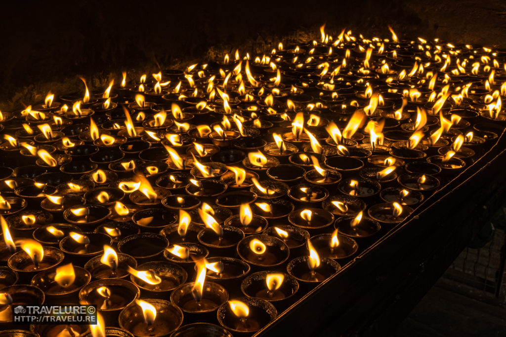 Butter lamps lit by devotees at Boudhanath - Travelure ©