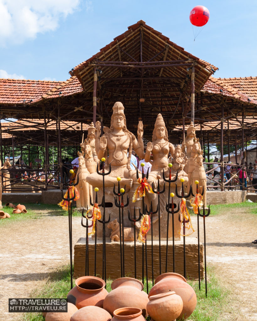 Terracotta idols of gods outside a pandal - Travelure ©