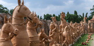 Kolkata Pujo Pandals – Awesome Structural Engineering Over the years, Kolkata localities have modelled their pandals after Eiffel Tower, Chateau Versailles, White House, Burj Khalifa, Sydney Opera House, Lotus Temple, and more. - Kolkata Pujo Pandals - Awesome Structural Engineering - Travelure ©