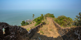 Korlai Fort Alibag – So Near, Yet So Far While Shivaji’s tale of glory started in its neighbourhood, the Korlai Fort remained too far for him. - Korlai Fort Alibag - So Near, Yet So Far - Travelure ©