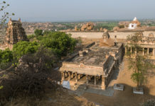 Temples of Hampi – Vijayanagara Empire Built between the 14th and the 16th centuries, they flaunt signature period workmanship. - Temples of Hampi - Vijayanagara Empire - Travelure ©