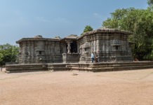 1000 Pillar Temple Hanamkonda, Warangal …it is in a labyrinthine maze of narrow alleys that is typical of any small town - 1000 Pillar Temple Hanamkonda, Warangal - Travelure ©