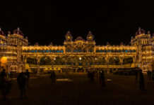 Mysore Dasara – Royal Dussehra Festivities The lead elephant carries a golden howdah. 60 kg of gold covers this 700-kg wooden structure. - Mysore Dasara - Royal Dussehra Festivities - Travelure ©