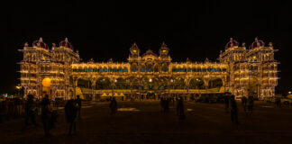 Mysore Dasara – Royal Dussehra Festivities The lead elephant carries a golden howdah. 60 kg of gold covers this 700-kg wooden structure. - Mysore Dasara - Royal Dussehra Festivities - Travelure ©