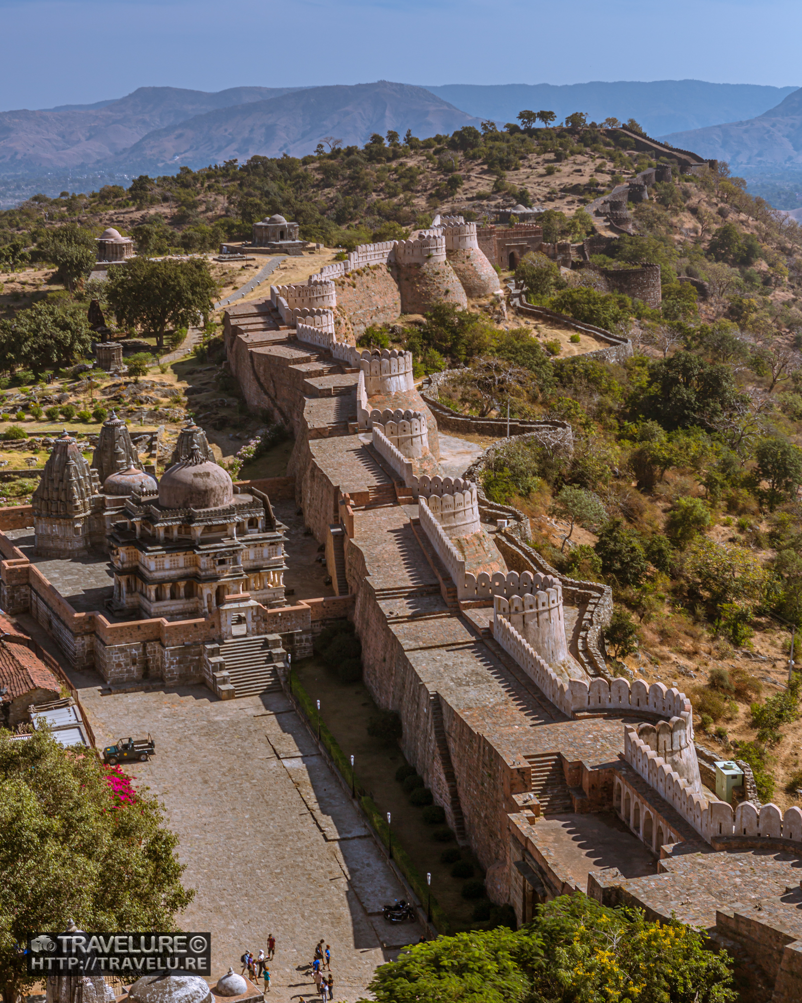 Kumbhalgarh Fort wall stretching across the Aravalli hills, Rajasthan